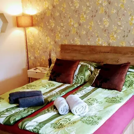 Apartment Zozi Csaladi Apartman Eger